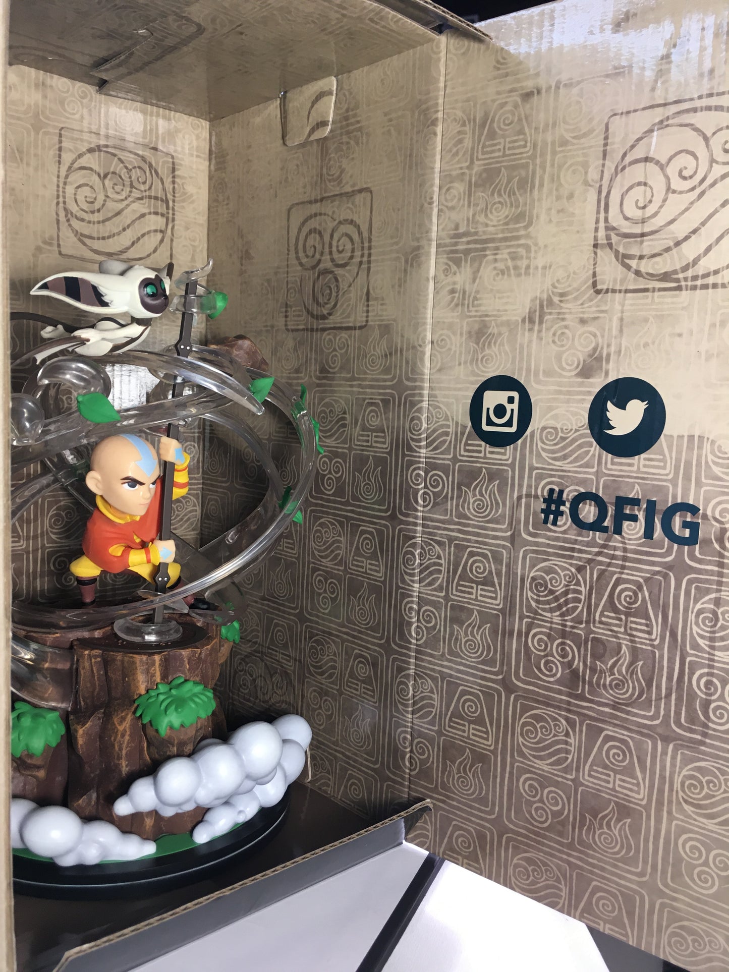 Aang with Momo Q Fig Max Elite Avatar the Last Airbender Figure Statue